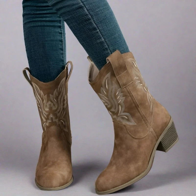 Ankle boots embroidered
